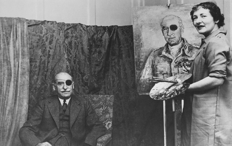 Adrian Carton de Wiart sentado mientras la artista Mollie Forestier-Walker le hace un retrato (Londres, 1950). Getty